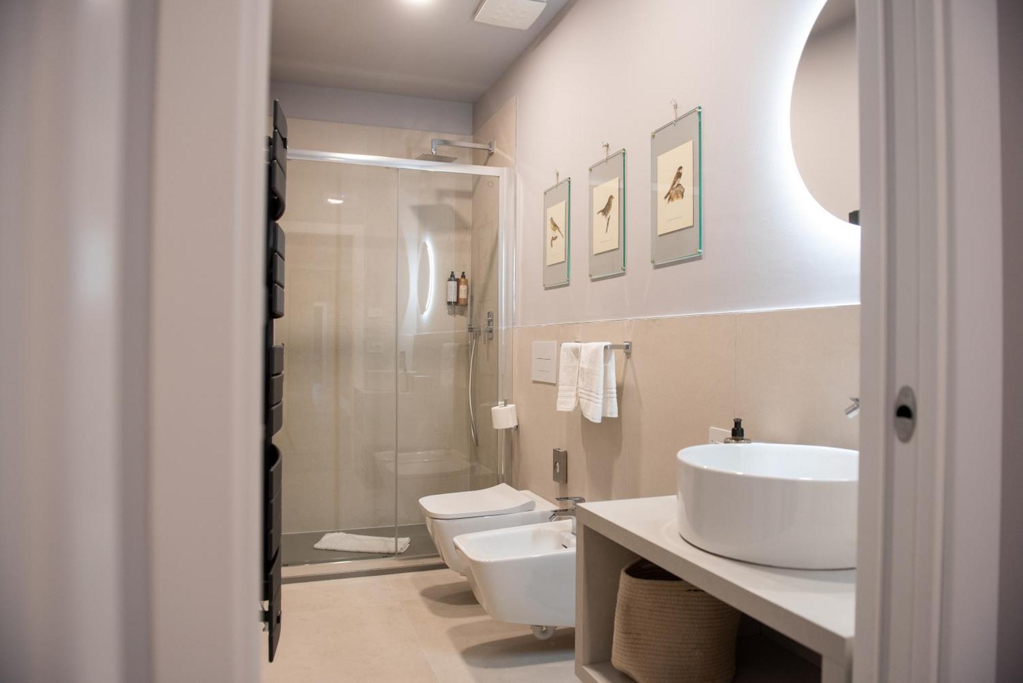 Regina Boutique Suites Триест Экстерьер фото