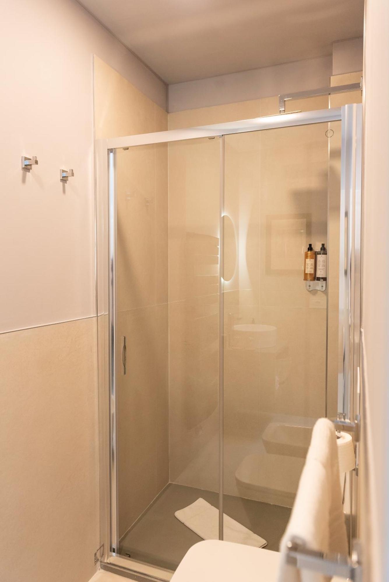 Regina Boutique Suites Триест Экстерьер фото