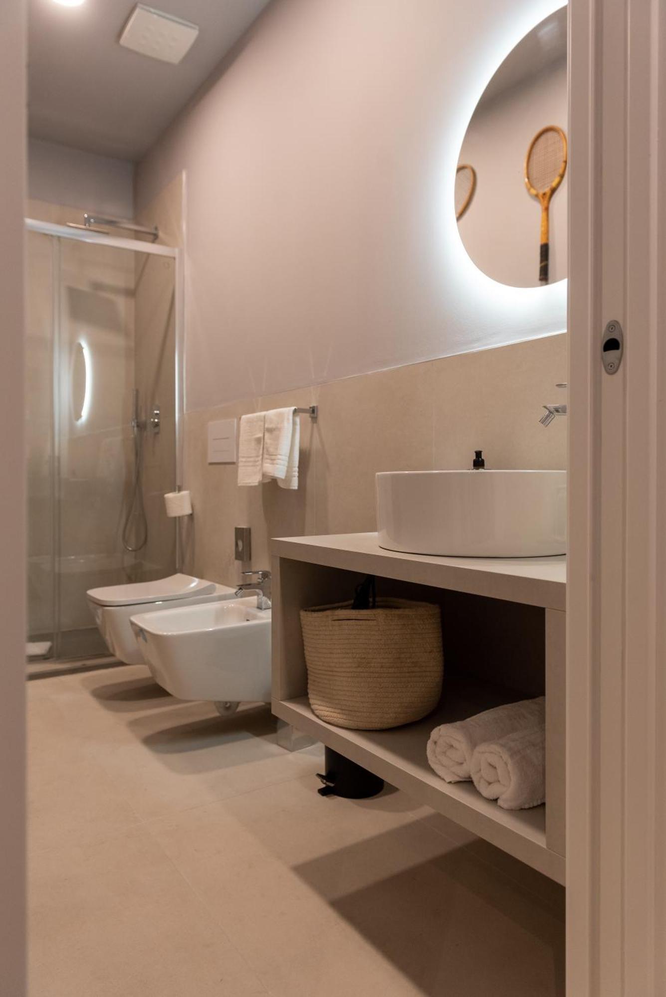 Regina Boutique Suites Триест Экстерьер фото