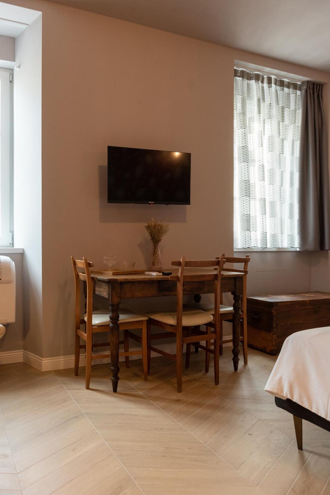 Regina Boutique Suites Триест Экстерьер фото